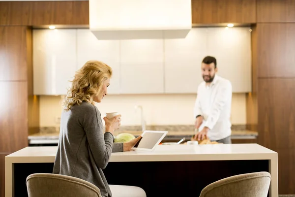 Jovem casal na cozinha moderna — Fotografia de Stock