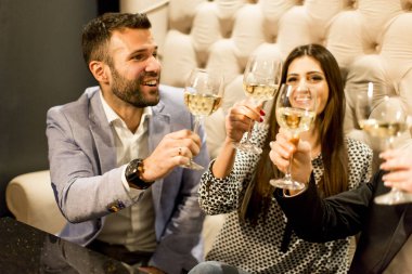 Genç arkadaş ile kutluyor beyaz şarap