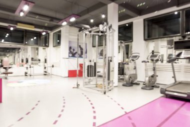 Modern spor salonunun içi.