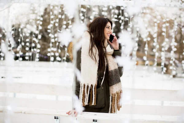 Femme avec téléphone en hiver — Photo