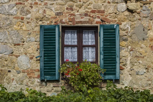 Fenster in der Stadt Monteriggioni — Stockfoto