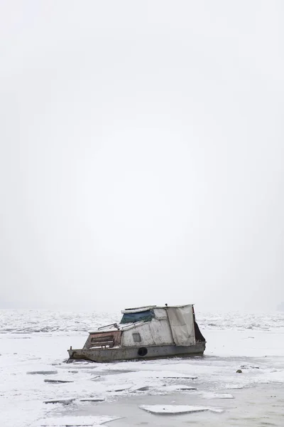 Barca su un fiume ghiacciato — Foto Stock