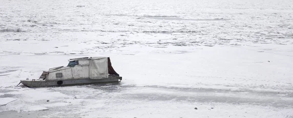 Bateau sur une rivière gelée — Photo
