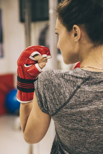 Jeune femme boxe — Photo