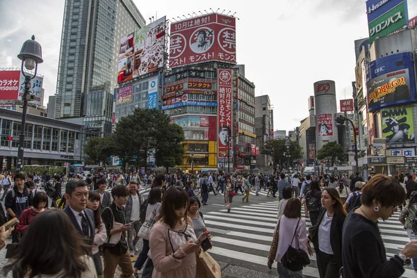 Unidentified people on the street in Shibuya — Stock Photo, Image
