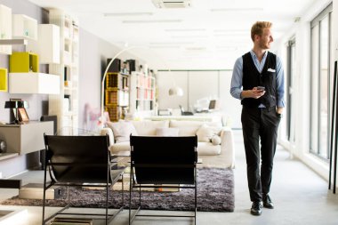 Ofisinde telefonu olan bir iş adamı.