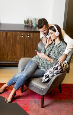 genç bir çift Smartphone kullanarak