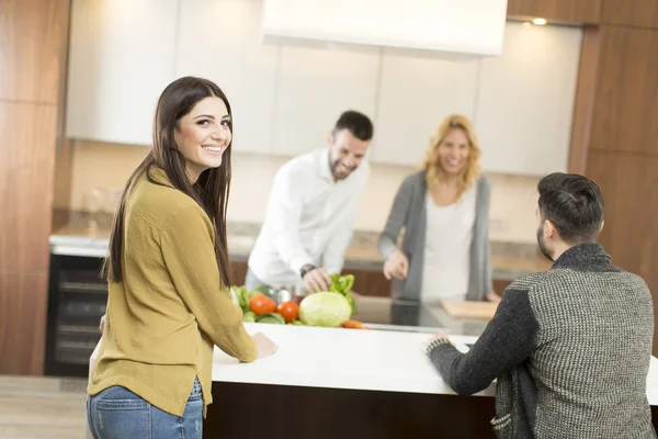 Jóvenes en la cocina moderna — Foto de Stock