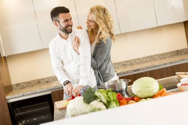 Pareja cariñosa en la cocina moderna —  Fotos de Stock