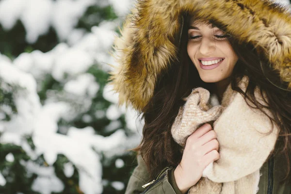 Femme avec une capuche en fourrure dans le parc d'hiver — Photo