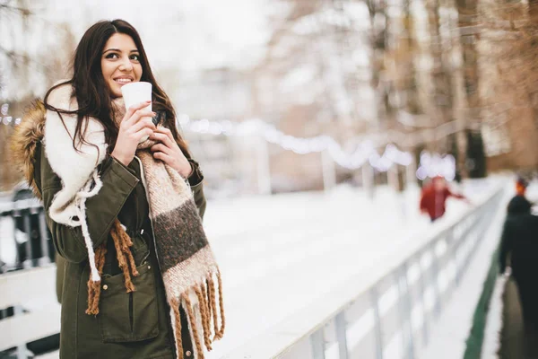 Frau mit Heißgetränk im Winter — Stockfoto