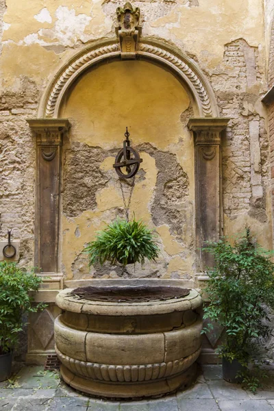 Pozzo d'acqua vecchia da Siena — Foto Stock