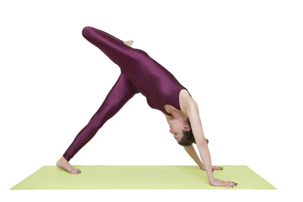 Junge Frau praktiziert Yoga — Stockfoto