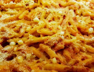 İtalyan makarna sosu ve parmesan ile