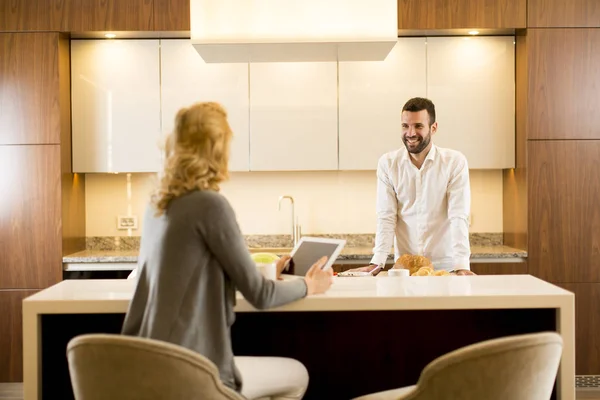 Casal amoroso na cozinha moderna — Fotografia de Stock