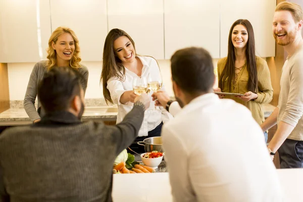 Amici brindisi con vino gioioso evento — Foto Stock