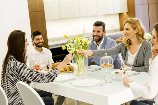 Amigos jantando em casa — Fotografia de Stock