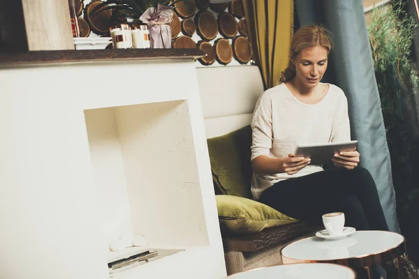 Kobieta siedzi w kawiarni z tabletem — Zdjęcie stockowe