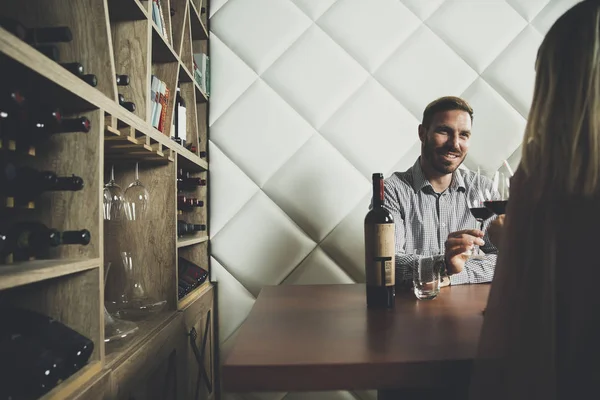 Schönes junges Paar in der Weinstube — Stockfoto