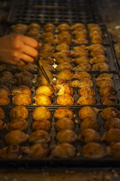 Takoyaki wird an einer Straße in Osaka gegrillt — Stockfoto