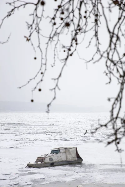 凍った川にボートします。 — ストック写真