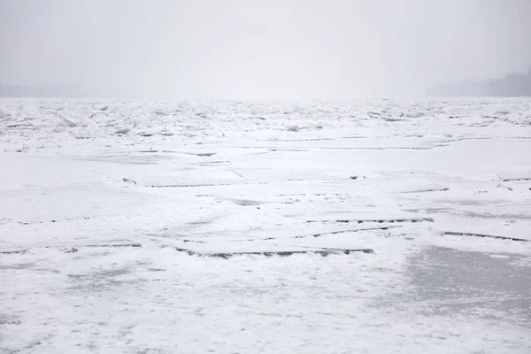 凍結する冬の川 — ストック写真