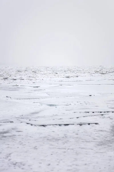 Fiume invernale ghiacciato — Foto Stock