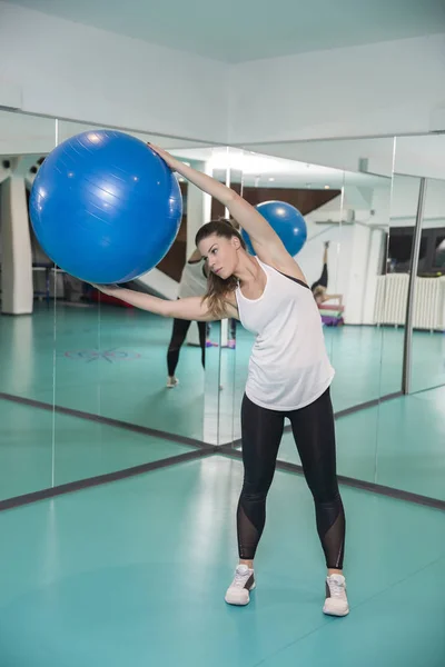 Sportliche Frau mit Pilates-Ball — Stockfoto