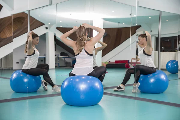 Mulher esportiva com uma bola de pilates — Fotografia de Stock