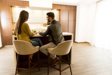 genç bir çift beyaz şarap içme