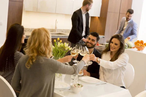 Freunde essen zu Hause — Stockfoto