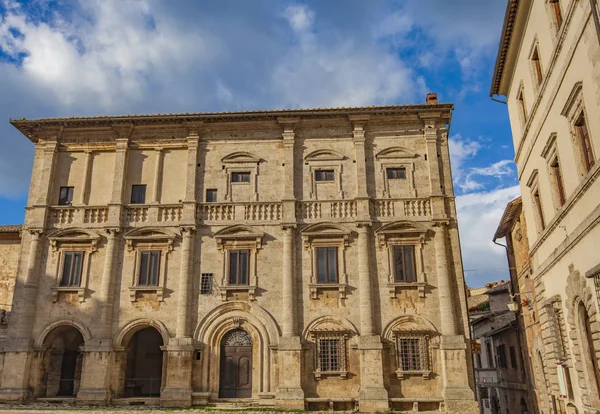 Altes gebäude in montepulciano — Stockfoto