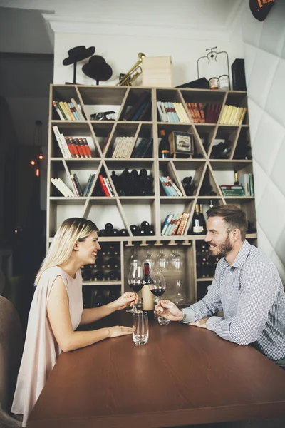 Beau jeune couple dans le bar à vin — Photo