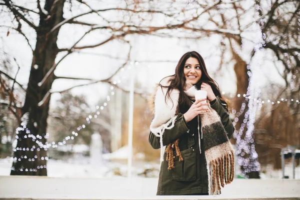 Femme avec boisson chaude en hiver — Photo