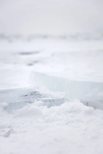 Rio de inverno congelado — Fotografia de Stock