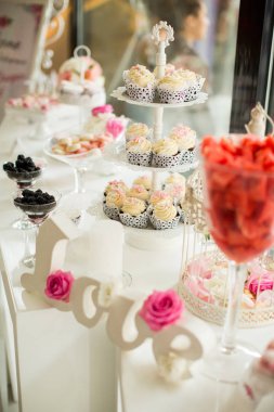 Masanın üzerine çiçek düğün dekorasyon