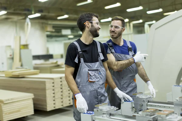Νέων ανδρών που εργάζονται σε εργαστήρι ξυλείας — Φωτογραφία Αρχείου