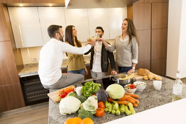 Jonge vrienden zijn in moderne keuken — Stockfoto