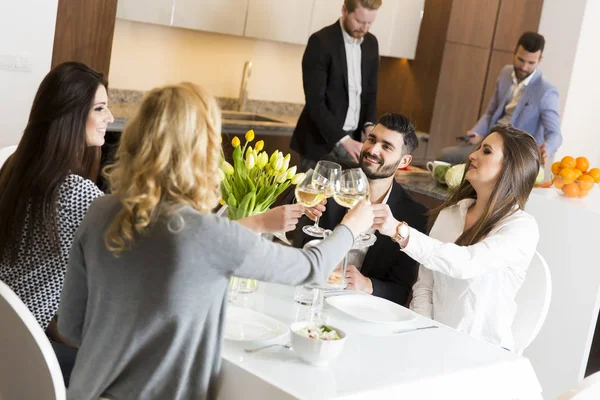 Amigos jantando em casa — Fotografia de Stock