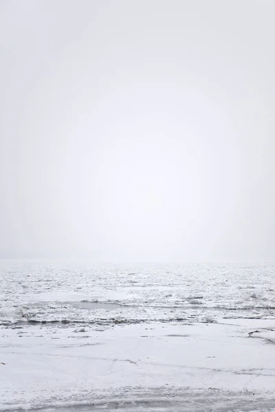 凍結する冬の川 — ストック写真