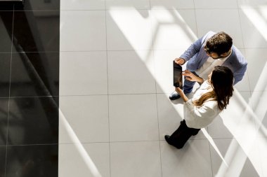 Genç iş adamları ofiste.