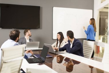 Ofis içinde genç başarılı yöneticileri