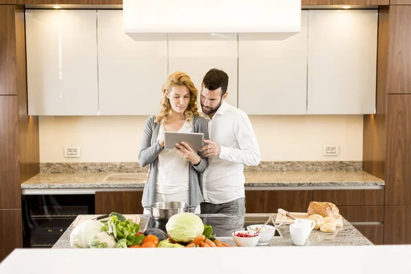 Genç çift, modern mutfak — Stok fotoğraf