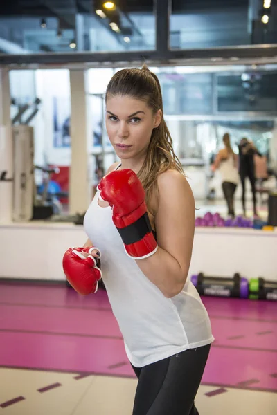 Frau mit den roten Boxhandschuhen — Stockfoto