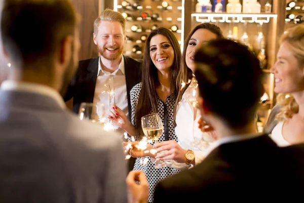 Jóvenes amigos celebrando con vino blanco —  Fotos de Stock