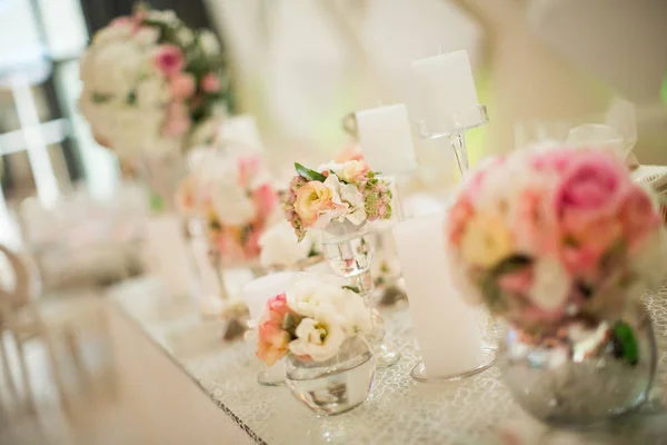 Décoration de mariage de fleurs sur la table — Photo