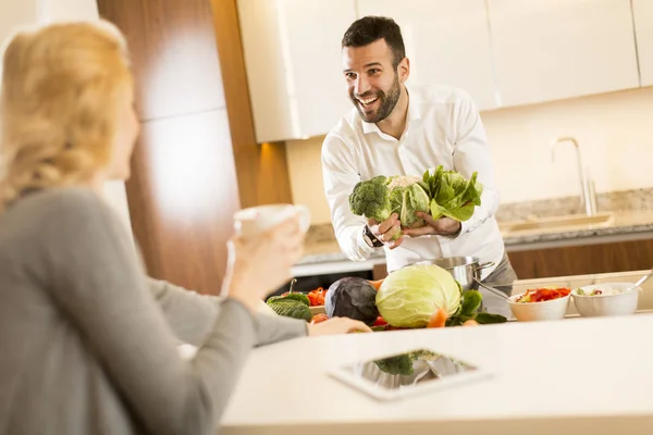 Pareja joven en la cocina moderna —  Fotos de Stock