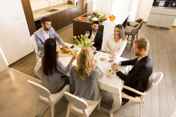 Amigos cenando en casa — Foto de Stock