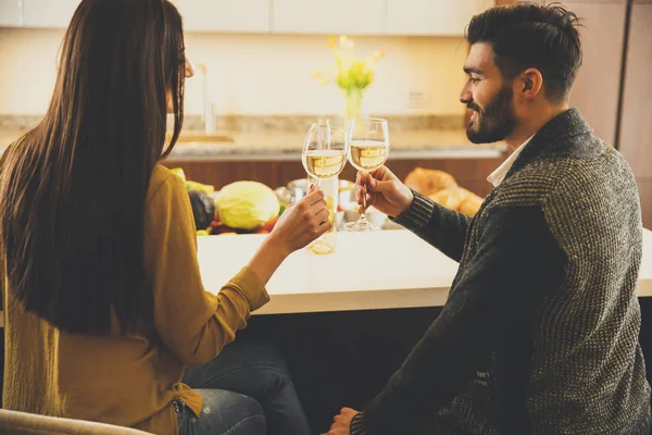 Giovane coppia bere vino bianco — Foto Stock