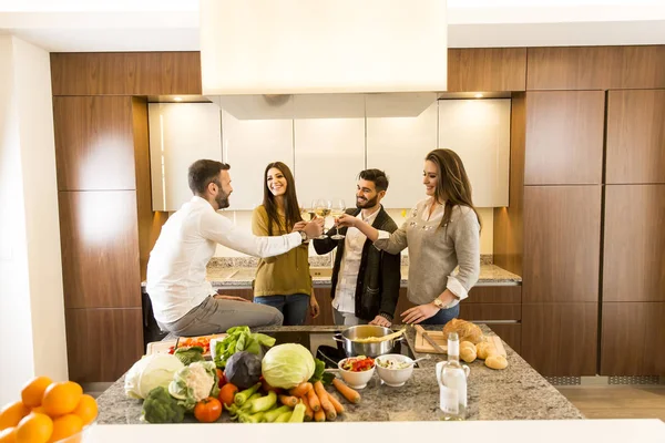 Gente brindando con vino blanco — Foto de Stock